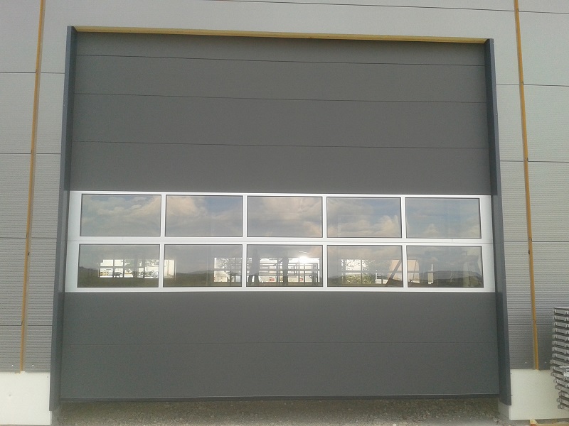 Industrietor Granit mit Alu - Rahmensektionen und Fenstern 