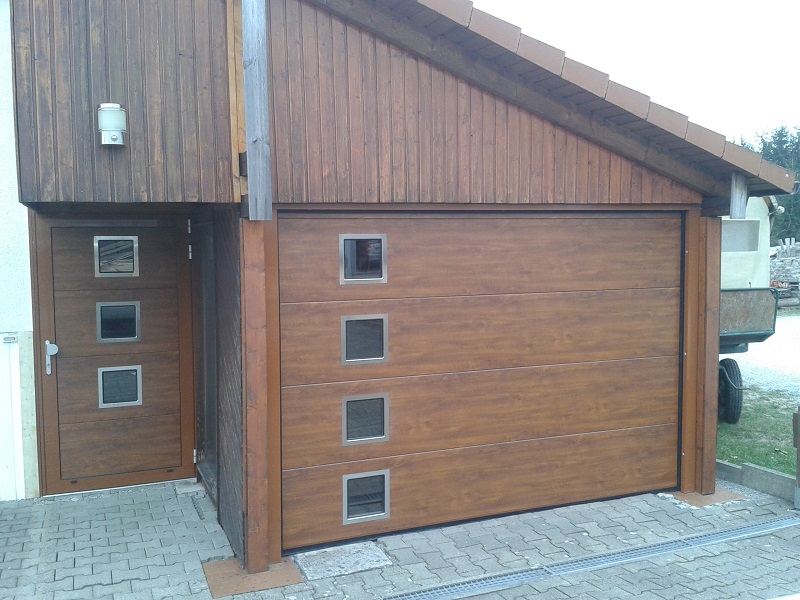 Garagensektionaltor wood plano und dazu passender Lux-Line Türe mit rechteckigen Edelstahlfenster 